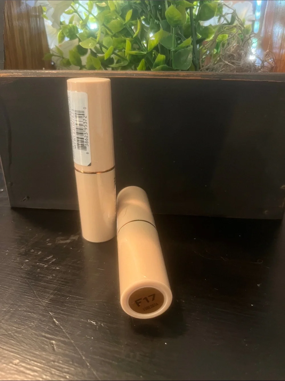 Revolution Women Makeup Lipstick Duo in Nude Beige (F17)